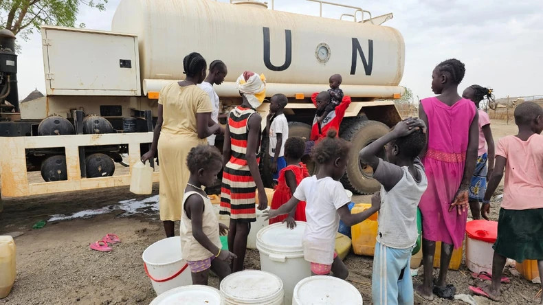 Les habitants d’Abyei font la queue pour attendre de l’eau potable. Photo : L'Unité du génie militaire du Vietnam Les habitants d’Abyei font la queue pour attendre de l’eau potable. Photo : L'Unité du génie militaire du Vietnam
