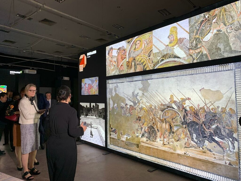 Visiteurs à l’exposition. Photo: CVN