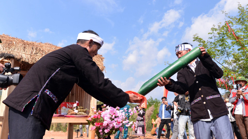 Le chaman prend de l’eau apportée par le groupe chargé de cérémonie pour nettoyer la zone de la cérémonie, éliminer toute la malchance de l'année dernière et prier pour de bonnes choses pour la nouvelle année. Photo : nhandan.vn