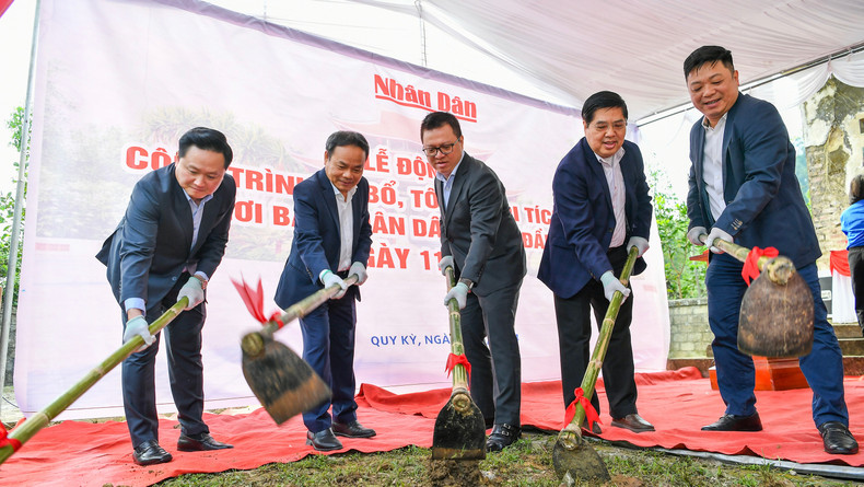 Les dirigeants du Journal Nhân Dân effectuent les procédures pour rénover le site historique. Photo : Nhandan.vn