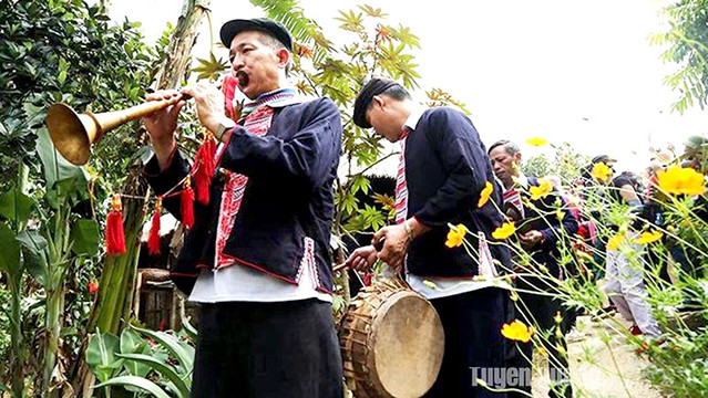 Le cortège de la mariée est retourné à la maison du marié avec une équipe de musique interprétant des chants joyeux pour célébrer le mariage. Photo : baotuyenquang.com.vn Le cortège de la mariée est retourné à la maison du marié avec une équipe de musique interprétant des chants joyeux pour célébrer le mariage. Photo : baotuyenquang.com.vn