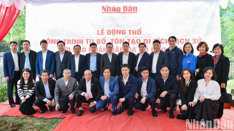 Les délégués posent pour des photos sur le site. Photo : Nhandan.vn