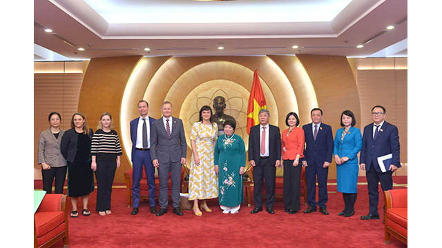 La présidente du Comité des Affaires sociales de l’AN, Nguyên Thuy Anh (à droite) et la a ministre danoise de l'Intérieur et de la Santé, Sophie Lohde Jacobsen, et les délégués. Photo : daibieunhandan.vn La présidente du Comité des Affaires sociales de l’AN, Nguyên Thuy Anh (à droite) et la a ministre danoise de l'Intérieur et de la Santé, Sophie Lohde Jacobsen, et les délégués. Photo : daibieunhandan.vn