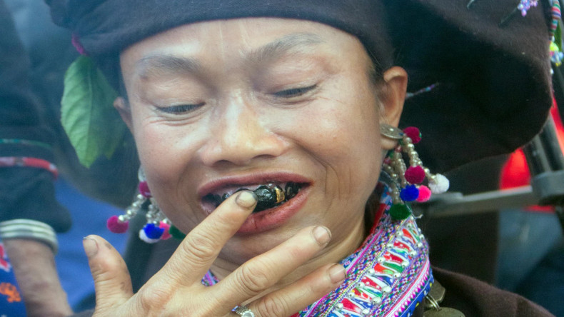 Démonstration du processus de teinture des dents en noir par des femmes lao. Photo : nhandan.vn