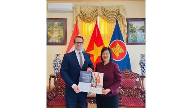 Le docteur Levente Horvath a exprimé le souhait que le magazine Eurasia puisse publier davantage d’informations sur les réalisations de l’œuvre de « Đổi mới » (Renouveau) et de développement du Vietnam. Photo : baoquocte.vn Le docteur Levente Horvath a exprimé le souhait que le magazine Eurasia puisse publier davantage d’informations sur les réalisations de l’œuvre de « Đổi mới » (Renouveau) et de développement du Vietnam. Photo : baoquocte.vn
