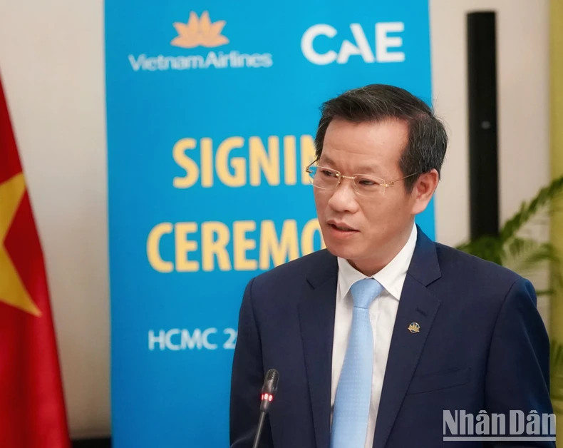 La directeur général adjoint de Vietnam Airlines, Dang Anh Tuân souligne que la formation des opérations de cockpit de simulation des pilotes est particulièrement important pour Vietnam Airlines qui optimise et réduit les coûts afin d’améliorer son efficacité commerciale. Photo : nhandan.vn La directeur général adjoint de Vietnam Airlines, Dang Anh Tuân souligne que la formation des opérations de cockpit de simulation des pilotes est particulièrement important pour Vietnam Airlines qui optimise et réduit les coûts afin d’améliorer son efficacité commerciale. Photo : nhandan.vn