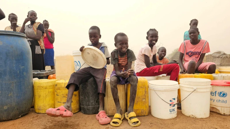 L'Union du génie militaire du Vietnam fournit de l'eau potable aux habitants d’Abyei. Photo: L'Union du génie militaire du Vietnam L'Union du génie militaire du Vietnam fournit de l'eau potable aux habitants d’Abyei. Photo: L'Union du génie militaire du Vietnam