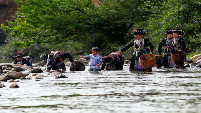 Les gens participent à la capture de poissons en rivière sous de nombreuses formes. Photo : nhandan.vn