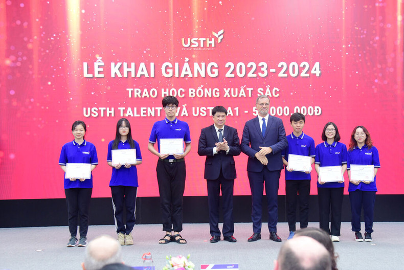 L'ambassadeur de France au Vietnam, Olivier Brochet (4e à droite), a participé à la cérémonie de la rentrée universitaire 2023-2024 à l'USTH. Photo : USTH/CVN.