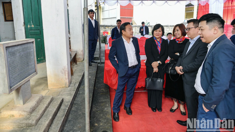 Le rédacteur en chef adjoint du Journal Nhân Dân, Dinh Nhu Hoan, parle de la signification de la stèle qui orne le site historique. Photo : Nhandan.vn