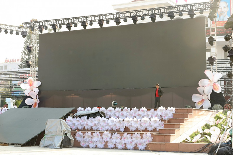 Installation d'une scène sur la place du 7 mai dans la ville de Diên Biên Phu se prépare à la cérémonie d'ouverture de l'Année nationale du tourisme de 2024. Photo : VOV.