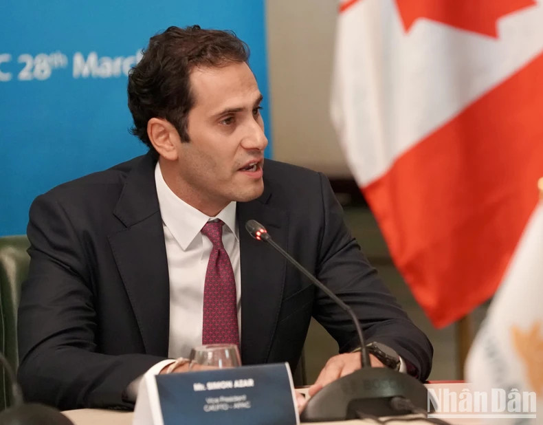 Le vice-président du Groupe CAE, Simon Azar, a hautement apprécié les résultats de la coopération Vietnam Airlines - CAE. Photo : nhandan.vn Le vice-président du Groupe CAE, Simon Azar, a hautement apprécié les résultats de la coopération Vietnam Airlines - CAE. Photo : nhandan.vn