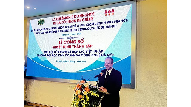 Le vice-président de l'Association d’Amitié et de Coopération Vietnam - France, Nguyên Thiêp, s'exprime lors de la cérémonie. Photo : thoidai.com.vn Le vice-président de l'Association d’Amitié et de Coopération Vietnam - France, Nguyên Thiêp, s'exprime lors de la cérémonie. Photo : thoidai.com.vn
