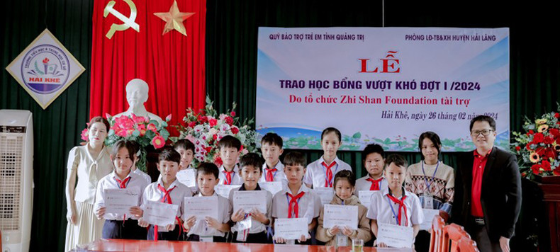 La Fondation Zhi Shan offre des bourses d'études aux élèves en situation difficile du district de Hai Lang dans la province de Quang Tri. Photo : thoidai.com.vn