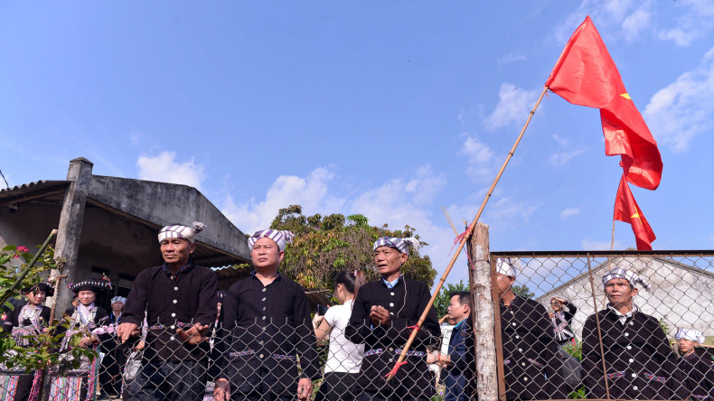 Un groupe chargé de la cérémonie se rend à la maison d'une famille du village pour demander de l'eau, et le célébrant doit demander au propriétaire d’ouvrir la porte et de laisser entrer dans la maison pour chercher de l'eau. Photo : nhandan.vn