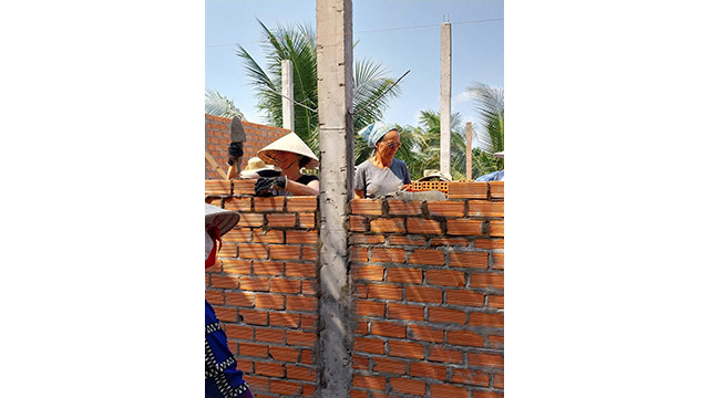 Une délégation de volontaires français échange avec les habitants de Dông Nai et Long An. ảnh 1