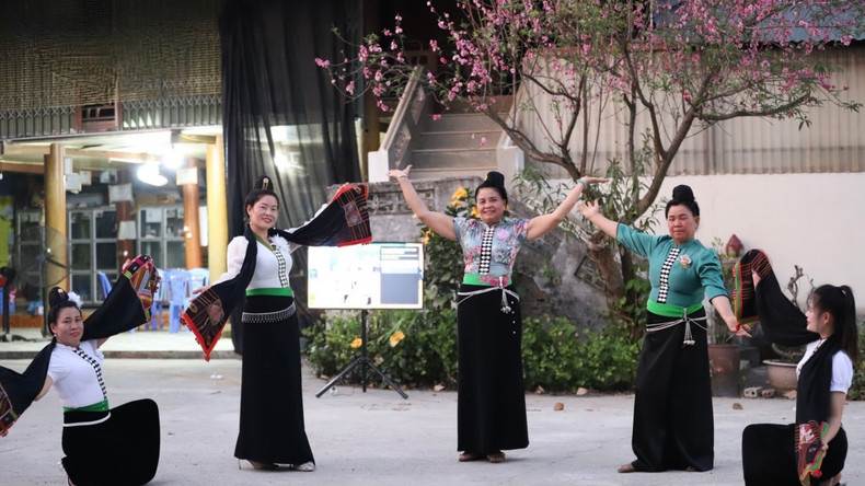 Les habitants du village touristique communautaire présentent des spectacles musicaux pour servir les touristes. Photo : VOV.