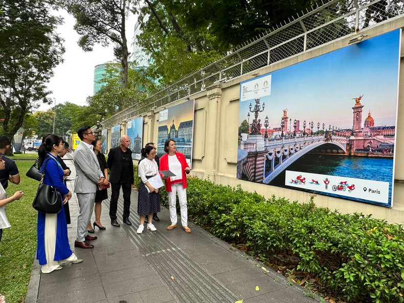 Michel Regembal (centre), un des architectes du Stade de France, donne au public de Hô Chi Minh-Ville des informations sur le plus grand stade français comprenant plus de 80.000 places. Photo: CVN Michel Regembal (centre), un des architectes du Stade de France, donne au public de Hô Chi Minh-Ville des informations sur le plus grand stade français comprenant plus de 80.000 places. Photo: CVN