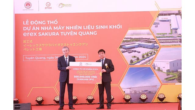 Lors de la cérémonie de mise en chantier, Erex a remis des cadeaux et fait don de 500 millions de dôngs à des familles en difficulté. Photo : baodautu.vn