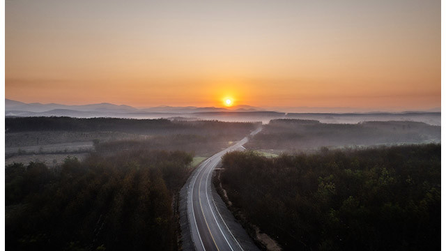 Dans la photo, la route mène à Dak Hà. Photo de : Dô Dô/www.sgtiepthi.vn Dans la photo, la route mène à Dak Hà. Photo de : Dô Dô/www.sgtiepthi.vn