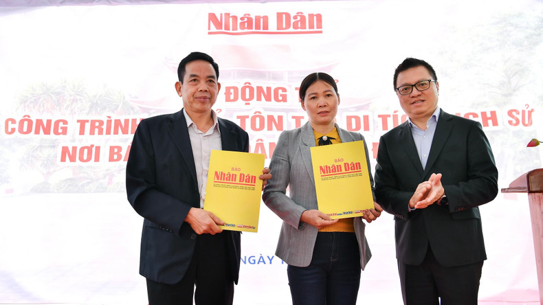 Le Journal Nhân Dân offre des cadeaux aux responsables de la commune de Quy Ky et du village de Khuôn Nhà. Photo : Nhandan.vn