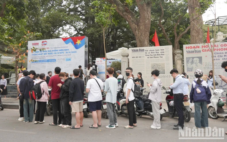 Les visiteurs attendent pour découvrir l’exposition interactive célébrant les 50 ans de la Libération du Sud et de la Réunification nationale, organisée par le journal Nhân Dân. Photo: nhandan.vn