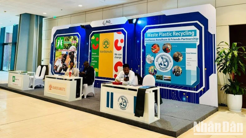 Des partenaires internationaux présentent des technologies vertes et propres au Sommet du Forum de Partenariat pour la croissance verte et les Objectifs mondiaux 2030 de 2025. Photo : nhandan.vn Des partenaires internationaux présentent des technologies vertes et propres au Sommet du Forum de Partenariat pour la croissance verte et les Objectifs mondiaux 2030 de 2025. Photo : nhandan.vn