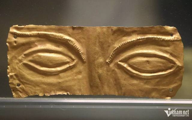 Les masques en or ont tous été analysés chimiquement à deux reprises et les résultats montrent qu'ils sont fabriqués à partir de l'or alluvionnaire. Photo : Vietnamnet.