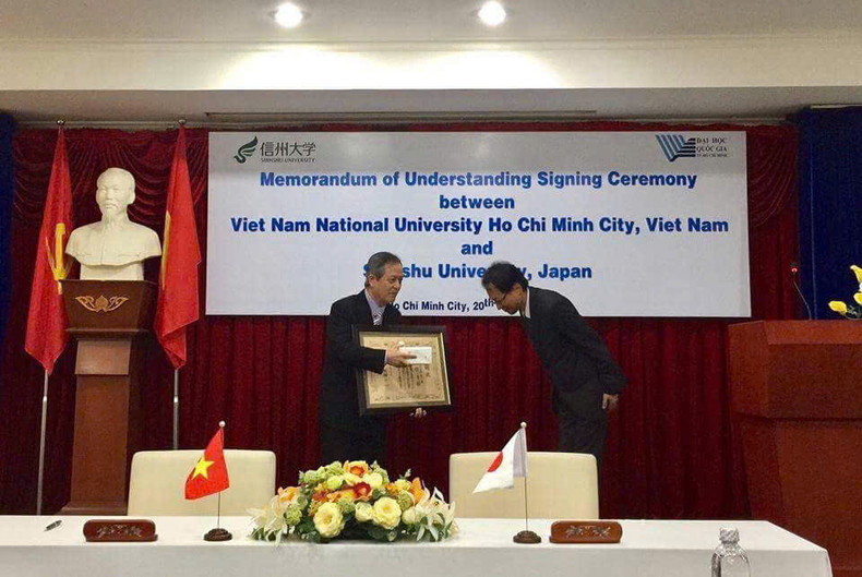 Le Prof. Dang Luong Mo lors de la cérémonie de signature du partenariat entre l'Université nationale de Hô Chi Minh-Ville et une université japonaise Kyushu. Photo : fournie par l'intéressé. Le Prof. Dang Luong Mo lors de la cérémonie de signature du partenariat entre l'Université nationale de Hô Chi Minh-Ville et une université japonaise Kyushu. Photo : fournie par l'intéressé.