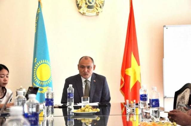 L'ambassadeur Kanat Tumysh est convaincu que, malgré les difficultés et les défis, les économies des deux pays continueront de se développer. Photo: congthuong.vn L'ambassadeur Kanat Tumysh est convaincu que, malgré les difficultés et les défis, les économies des deux pays continueront de se développer. Photo: congthuong.vn