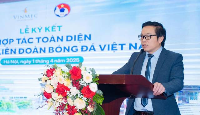 Le professeur Trân Trung Dung, directeur du Centre de traumatologie orthopédique et de médecine du sport de l’Hôpital international Vinmec Times City, s'exprime lors de l'événement. Photo: VNA. Le professeur Trân Trung Dung, directeur du Centre de traumatologie orthopédique et de médecine du sport de l’Hôpital international Vinmec Times City, s'exprime lors de l'événement. Photo: VNA.