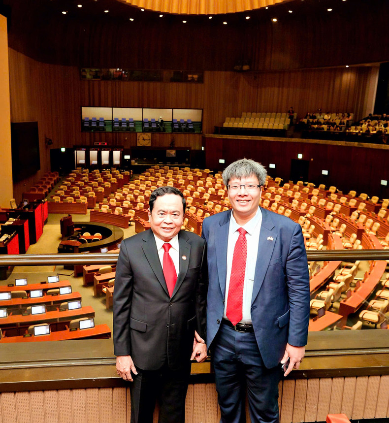 Le Président de l’Assemblée nationale Trân Thanh Mân (à gauche) et le professeur Trân Hai Linh (à droite) lors d’une visite et séance de travail au siège de l’Assemblée nationale sud-coréenne. Photo : fournie par l'intéressé. Le Président de l’Assemblée nationale Trân Thanh Mân (à gauche) et le professeur Trân Hai Linh (à droite) lors d’une visite et séance de travail au siège de l’Assemblée nationale sud-coréenne. Photo : fournie par l'intéressé.