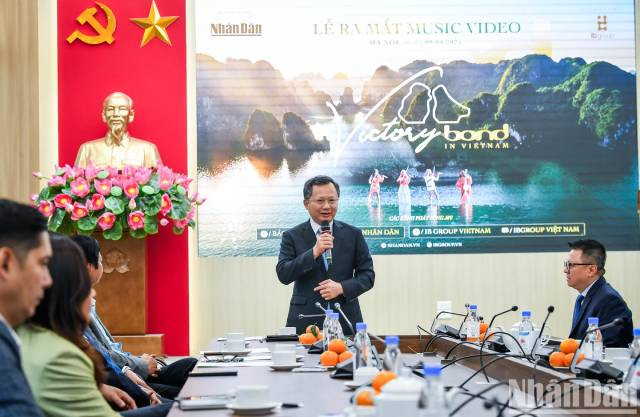Le vice-président du Comité populaire de la province de Quang Ninh, Cao Tuong Huy, a exprimé son émotion en découvrant la beauté de la baie d’Ha Long sublimée à travers le langage artistique de la musique dans ce clip. Photo : nhandan.vn