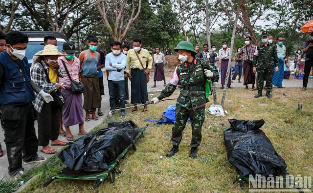Après la récupération des corps des victimes, le service médical de l’armée a immédiatement procédé à la désinfection des lieux. Photo : nhandan.vn