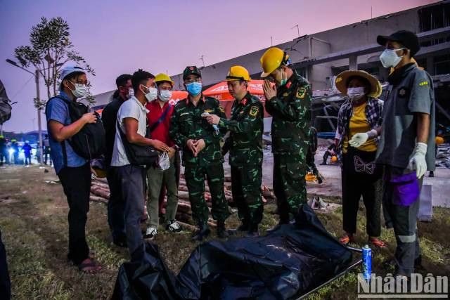 Les habitants du Myanmar, profondément émus, ont exprimé leur gratitude envers l’équipe de secours et de sauvetage de l’Armée populaire du Vietnam. Photo : nhandan.vn