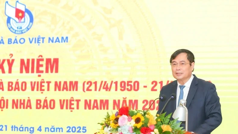 Le vice-président de la Commission centrale de la propagande et de la mobilisation de masse, Phan Xuân Thuy, prend la parole lors de l'événement. Photo : nhandan.vn Le vice-président de la Commission centrale de la propagande et de la mobilisation de masse, Phan Xuân Thuy, prend la parole lors de l'événement. Photo : nhandan.vn