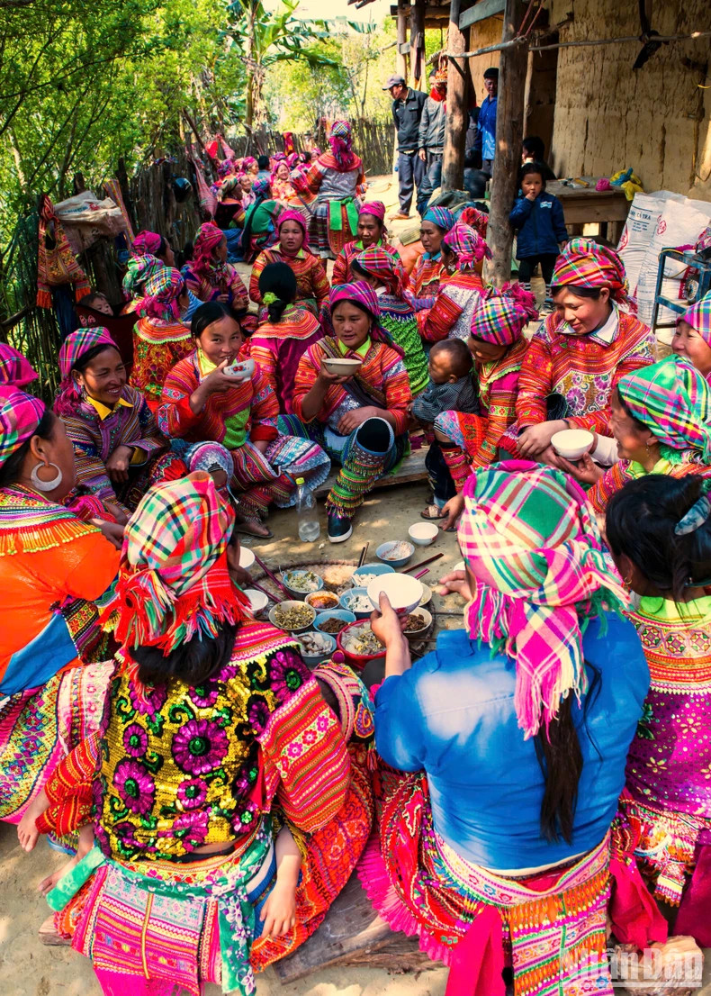 Et pour clore les travaux, un repas festif est organisé pour remercier les gens qui ont contribué à l’ouvrage, symbole fort de la solidarité et de l’esprit communautaire des H’Mông. Photo: nhandan.vn Et pour clore les travaux, un repas festif est organisé pour remercier les gens qui ont contribué à l’ouvrage, symbole fort de la solidarité et de l’esprit communautaire des H’Mông. Photo: nhandan.vn