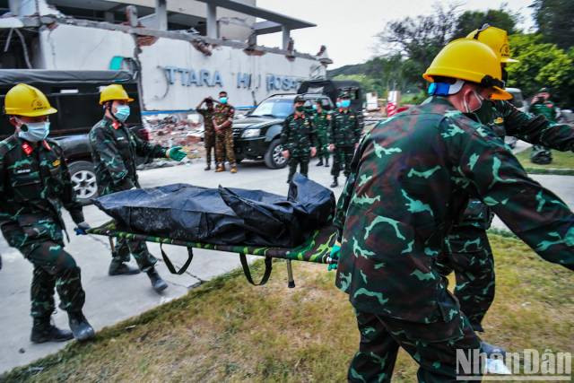 Après deux jours de recherches ininterrompues, l'équipe de secours et de sauvetage de l’Armée populaire du Vietnam a aidé près d'une dizaine de familles à retrouver leurs proches disparus. Photo : nhandan.vn