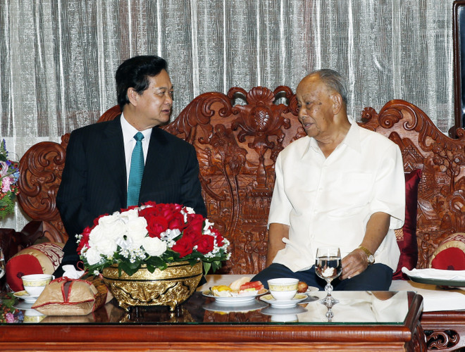 Le Premier ministre vietnamien Nguyen Tan Dung (gauche) a rendu visite au camarade Khamtay Siphandone lors de sa visite de travail au Laos, le 14 septembre 2015. Photo : VNA.