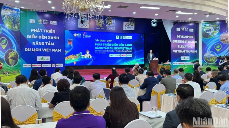 La vue d'ensemble du forum « Développer des destinations vertes, valoriser le tourisme vietnamien ». Photo: nhandan.vn La vue d'ensemble du forum « Développer des destinations vertes, valoriser le tourisme vietnamien ». Photo: nhandan.vn