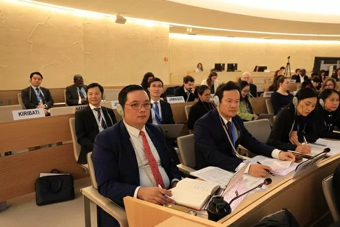 L’ambassadeur Mai Phan Dung, chef de la Mission permanente du Vietnam auprès de l’ONU, de l’Organisation mondiale du commerce et d’autres organisations internationales à Genève (Suisse) (premier rang, deuxième à partir de la gauche), et les membres de la délégation vietnamienne lors de la séance de vote et de clôture de la 58e session du Conseil des droits de l’homme. Photo : VNA.