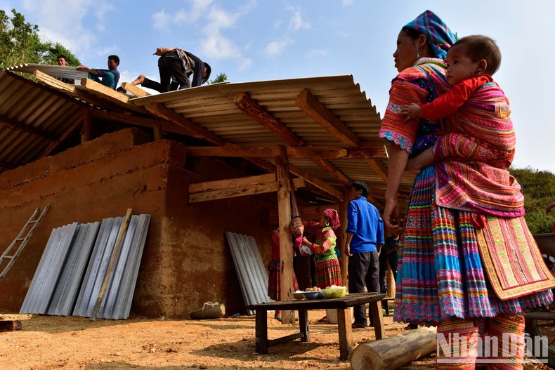 La construction des maisons en pisé est une affaire communautaire. C’est un effort collectif, un chantier auquel tout le village participe. Photo: nhandan.vn La construction des maisons en pisé est une affaire communautaire. C’est un effort collectif, un chantier auquel tout le village participe. Photo: nhandan.vn