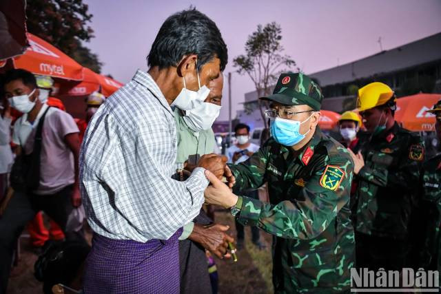 L’Armée populaire du Vietnam considère les habitants du Myanmar comme ses propres frères et sœurs. Photo : nhandan.vn