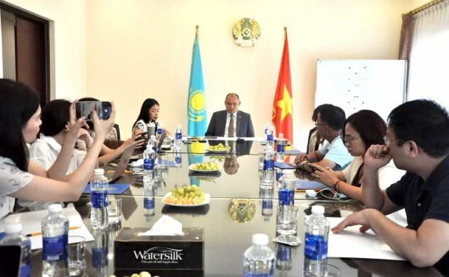 L'ambassadeur du Kazakhstan au Vietnam, M. Kanat Tumysh, a partagé avec la presse ses réflexions sur les relations et la coopération commerciale et économique entre le Vietnam et le Kazakhstan. Photo : congthuong.vn L'ambassadeur du Kazakhstan au Vietnam, M. Kanat Tumysh, a partagé avec la presse ses réflexions sur les relations et la coopération commerciale et économique entre le Vietnam et le Kazakhstan. Photo : congthuong.vn