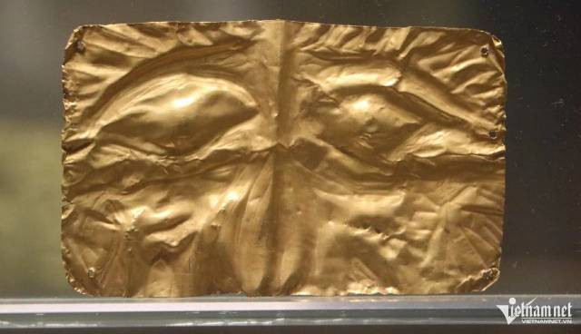 Tous les masques en or ont une forme rectangulaire et présentent des motifs en relief de grands yeux ouverts, de sourcils courbés vers le bas. Photo : Vietnamnet.
