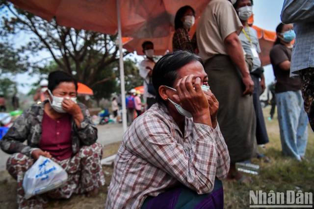 Les soldats vietnamiens ont présenté leurs condoléances aux habitants du Myanmar. Photo : nhandan.vn