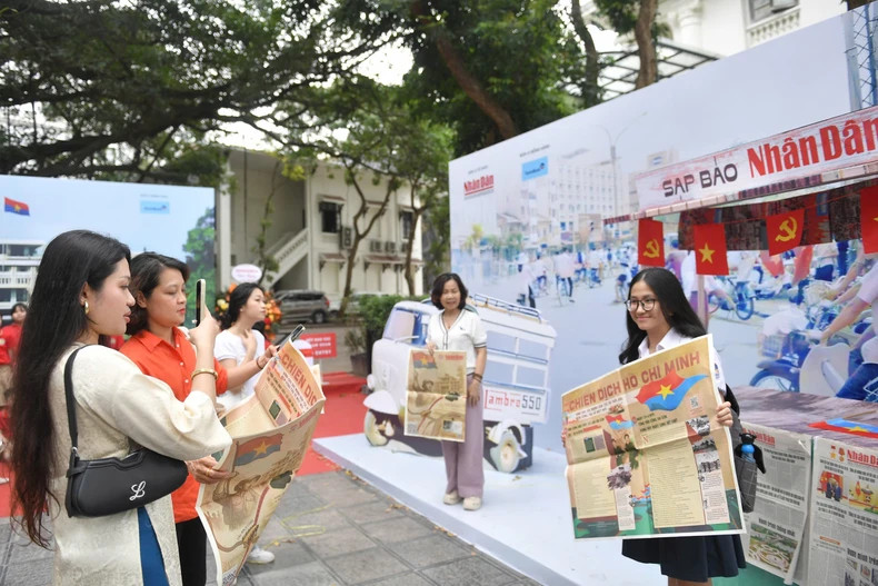 Les jeunes continuent de se ruer sur le supplément du Journal Nhân Dân ảnh 2