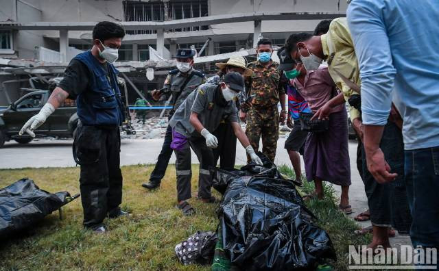 L'émotion était à son comble devant les corps méconnaissables des victimes. Photo : nhandan.vn