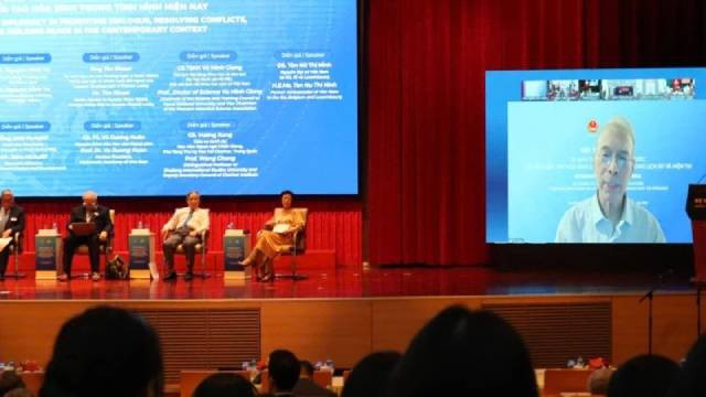 Tim Rieser, conseiller principal du sénateur américain Peter Welch, intervenant en ligne lors du séminaire. Photo : nhandan.vn