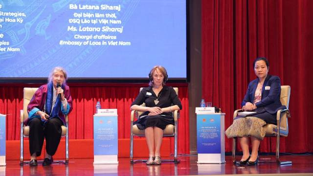 De gauche à droite : l'écrivaine américaine Lady Borton ; Mme Virginia B. Foote, vice-présidente de la Chambre de commerce des États-Unis au Vietnam ; Mme Latana Siharaj, ambassadrice adjointe du Laos au Vietnam. Photo : nhandan,.vn